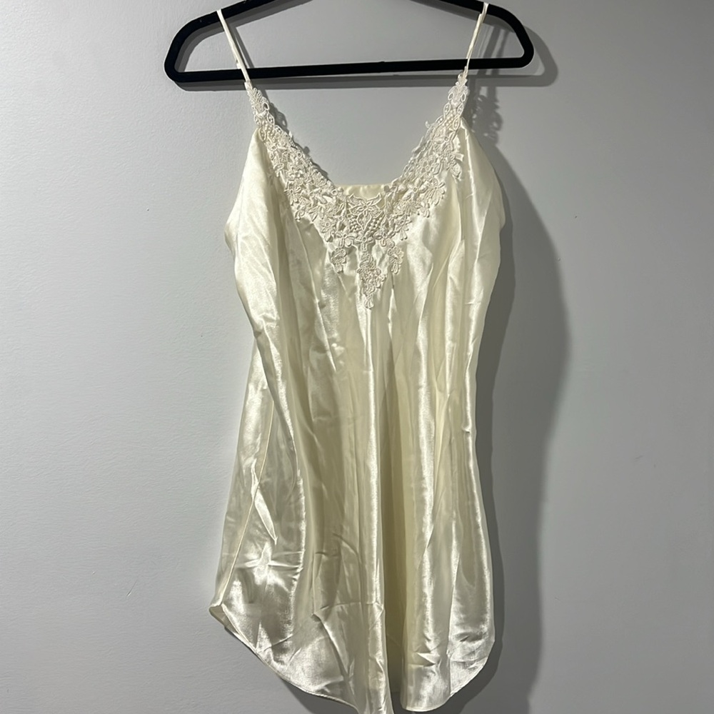 Vintage Cerie Beige  Embroidered Slip Size M
